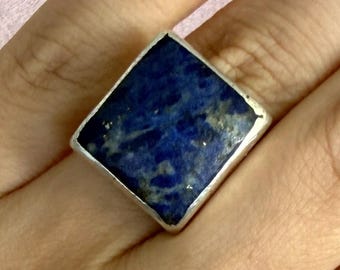 Schlichter, quadratischer Ring aus Lapislazuli in Zargenfassung, 925er Silber