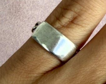 Pierścień sygnetowy ze srebra próby 925 z grawerowanym łańcuszkiem, rozmiar 5