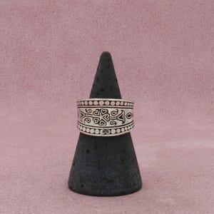 Anillo de plata de ley Brighton con banda de puros con diseño floral de puntos, talla 6 imagen 1