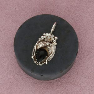 navajo sterling silver vintage black onyx feathers pendant