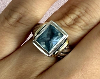 Anillo de plata esterlina con topacio azul facetado y detalles dorados, talla 6