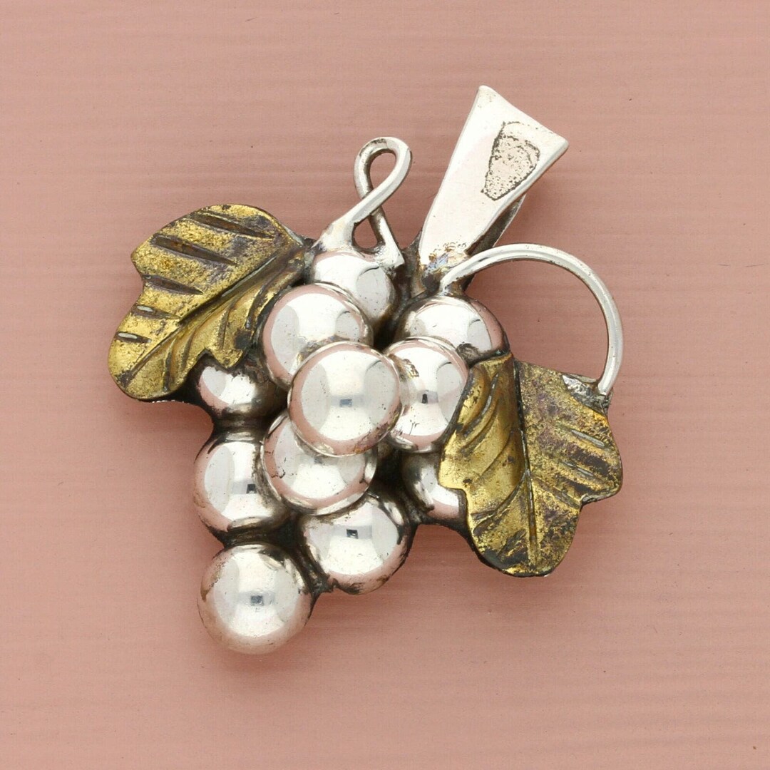 Pin's vigne et grappe de raisin en laiton et améthyste