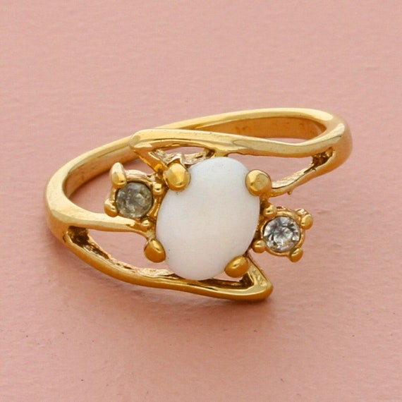 gold plate prong-set opal & paste stone ring size… - image 1