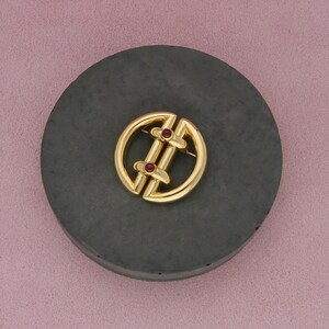Spilla vintage Tiffany & Co. con fibbia rotonda in oro giallo 18 carati e rubino