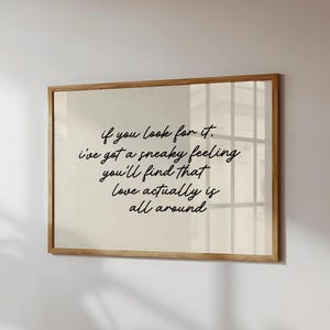 Puede incluir: Impresión enmarcada con fondo beige claro y escritura negra. El texto dice: "si lo buscas, tengo la sensación de que encontrarás que el amor está por todas partes."