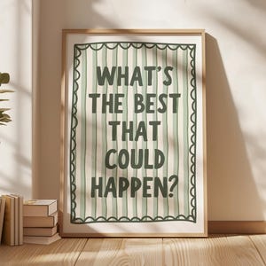 以下が含まれることがあります： 「WHAT'S THE BEST THAT COULD HAPPEN?」というテキストがダークグリーンで書かれたフレーム付きプリント。背景は、薄緑と白のストライプで、スカラップのボーダーで縁取られています。木製のフレームは木の床の上にあります。