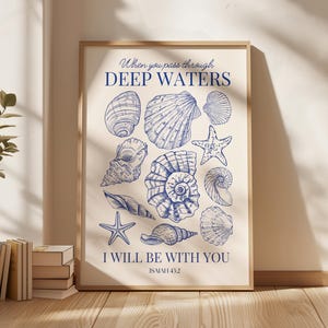 Può includere: Una stampa incorniciata con illustrazioni blu di varie conchiglie e stelle marine su sfondo crema. Il testo "When you pass through Deep Waters, I Will Be With You, Isaiah 43:2" è visualizzato in blu.
