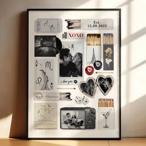 K&ouml;nnte beinhalten: Ein gerahmtes Collage mit Fotos, Streichholzschachteln, Spielkarten und einer Kamera. Die Fotos zeigen ein k&uuml;ssendes Paar und ein Paar zusammen. Der Text enth&auml;lt "A+B", "XOXO", "Est. 15.09.2022", "I love you" und "Hawaii".