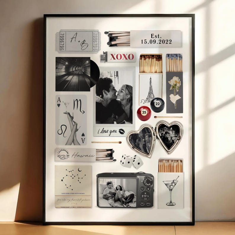 K&ouml;nnte beinhalten: Ein gerahmtes Collage mit Fotos, Streichholzschachteln, Spielkarten und einer Kamera. Die Fotos zeigen ein k&uuml;ssendes Paar und ein Paar zusammen. Der Text enth&auml;lt "A+B", "XOXO", "Est. 15.09.2022", "I love you" und "Hawaii".