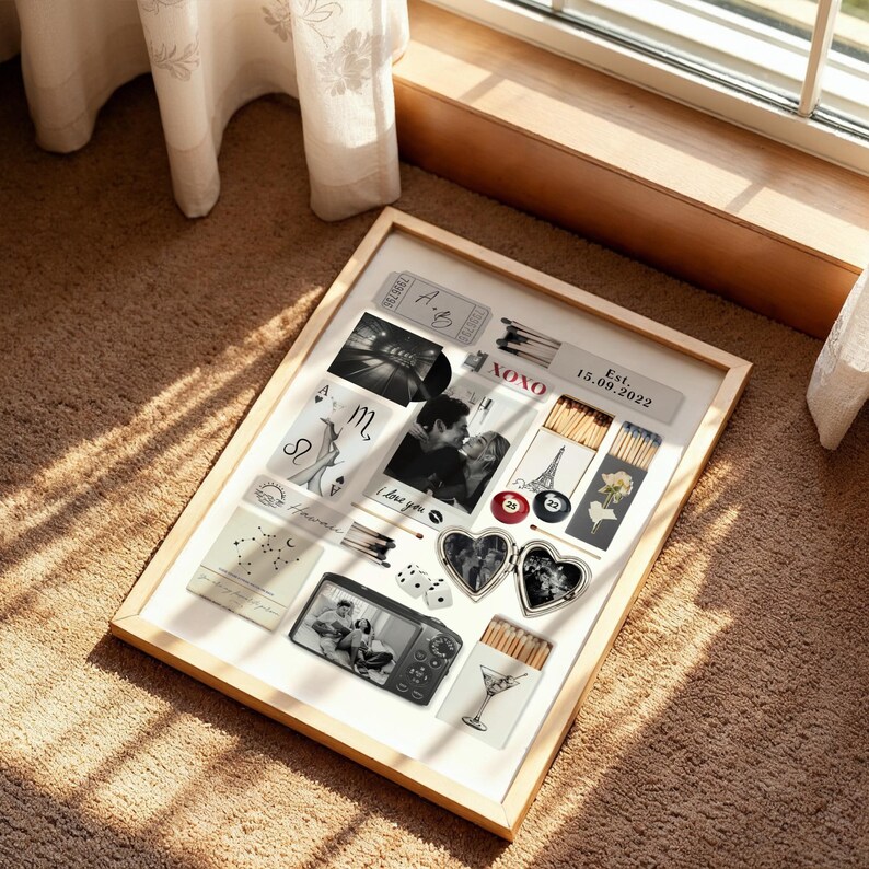 K&ouml;nnte beinhalten: Ein gerahmtes Collage mit Fotos, Spielkarten und Streichholzschachteln. Die Collage enth&auml;lt den Text "XOXO" und "Est. 15.09.2022". Der Rahmen ist hell und die Elemente sind auf einem wei&szlig;en Hintergrund angeordnet.