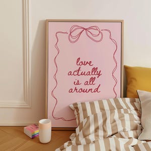 Impresión "El amor está en todas partes", decoración de habitación coqueta, arte de lazo coqueta, decoración de dopamina, arte mural maximalista, póster retro, carta de amor