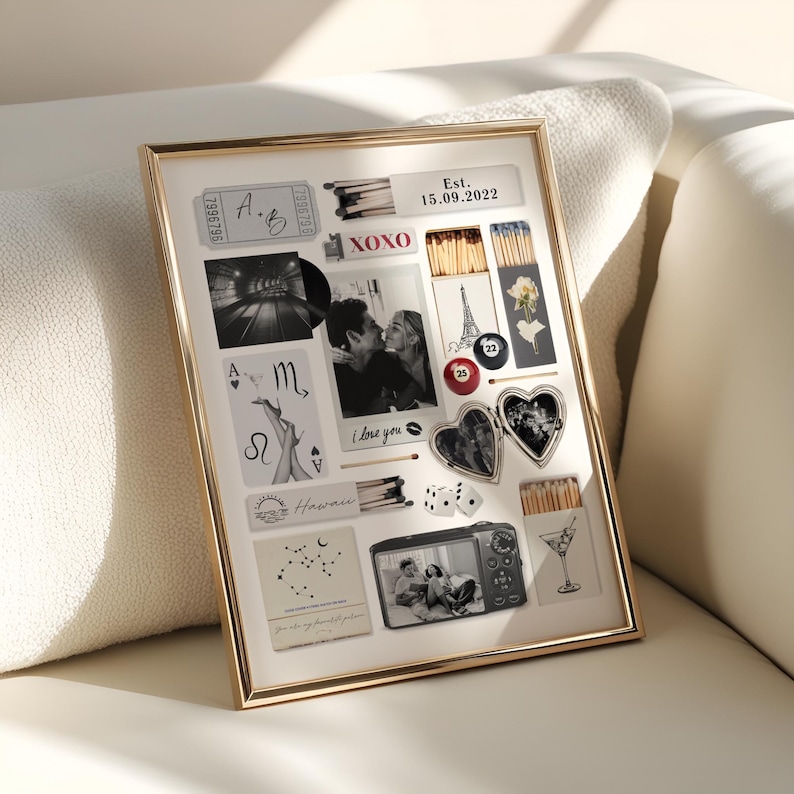 K&ouml;nnte beinhalten: Eine goldgerahmte Collage mit verschiedenen Andenken, darunter Fotos, Spielkarten und Streichh&ouml;lzer. Die Collage enth&auml;lt den Text "Est. 15.09.2022" und "I love you". Das Gesamtthema ist romantisch und sentimental.