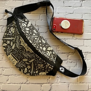 Bolso bandolera de lona encerada con diseño de bruja espeluznante, minicartera y cinturones de talla grande disponibles.