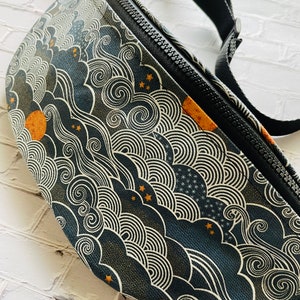 Wolken und Mond gewachste Canvas Sling Bag für Frauen oder Männer | Handtasche oder süße Gürteltasche | Hüfttasche | Cross Body Taille Tasche | Bauchtasche Vintage Retro