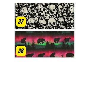 K&ouml;nnte beinhalten: Zwei Stoffmuster mit den Nummern 37 und 38. Das erste Muster hat ein schwarz-wei&szlig;es Sch&auml;delmuster. Das zweite Muster hat ein schwarzes B&auml;ren-Silhouettenmuster auf einem rosa und gr&uuml;nen Hintergrund.