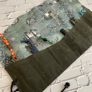 Rollo de herramientas EDC / Bolsa de lona encerada / Bolsa de equipo de transporte diario / Organizador de bolsillo / Rollo de cuchillos / Hank de exhibición de volcado de bolsillo / Mapa del tesoro
