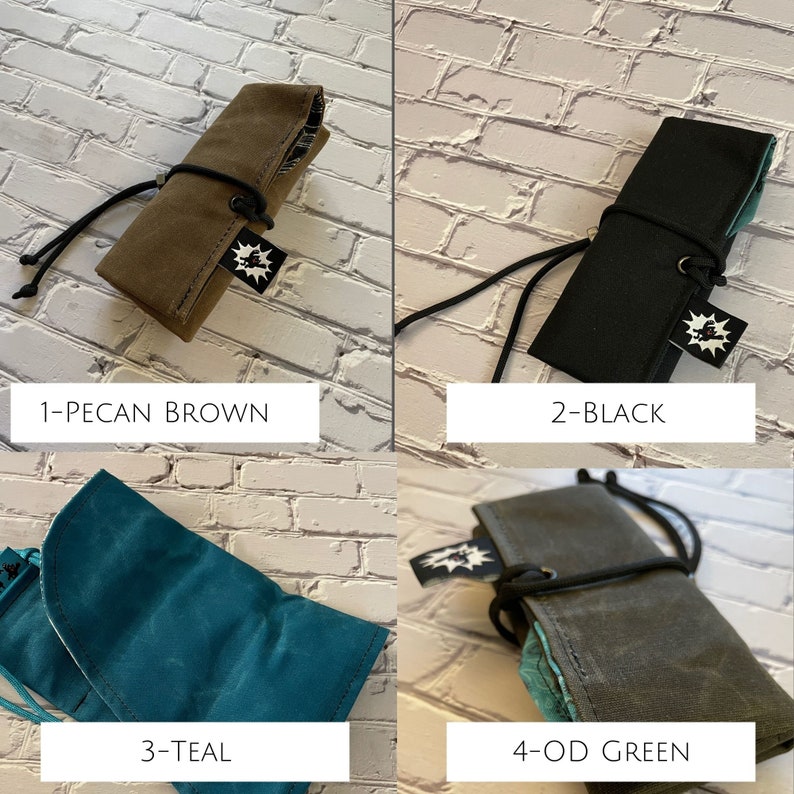 K&ouml;nnte beinhalten: Vier verschiedene Farben von Stoff-Bleistiftetuis. Die Farben sind Pecanbraun, Schwarz, Teal und Olivgr&uuml;n. Jedes Etui hat einen schwarzen Riemen und ein kleines wei&szlig;es Logo.