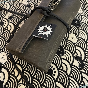 Set EDC japonés Black Cat Wave. Madeja de microfibra con estuche de lona encerada de seis ranuras.