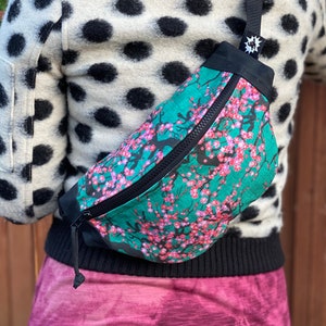 Bolso bandolera de lona encerada con diseño de flor de cerezo para mujeres o hombres/cinturón ajustable, dos bolsillos con cremallera y cartera incorporada, riñonera duradera hecha a mano