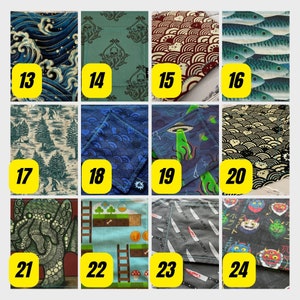 K&ouml;nnte beinhalten: Ein Set mit 24 Stoffquadraten mit verschiedenen Mustern, darunter Fische, Wellen, B&auml;ume und geometrische Designs. Die Quadrate sind von 13 bis 24 nummeriert.