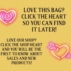 Puede incluir: Un fondo amarillo con dos corazones de ne&oacute;n rosa. El coraz&oacute;n superior tiene un dise&ntilde;o en espiral. El coraz&oacute;n inferior tiene una flecha que lo atraviesa. El texto dice "LOVE THIS BAG? CLICK THE HEART SO YOU CAN FIND IT LATER! LOVE OUR SHOP? CLICK THE SHOP HEART AND YOU WILL BE THE FIRST TO KNOW ABOUT SALES AND NEW PRODUCTS!"