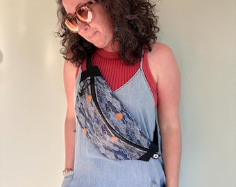 Bolso bandolera de lona encerada Nubes y Luna: Riñonera cruzada con minibolsillo