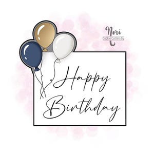 Peut inclure: Un design rectangulaire blanc avec l'inscription "Happy Birthday" en écriture élégante, accompagné de trois ballons bleu marine, or et blanc. Le design est posé sur un fond aquarelle rose pâle.