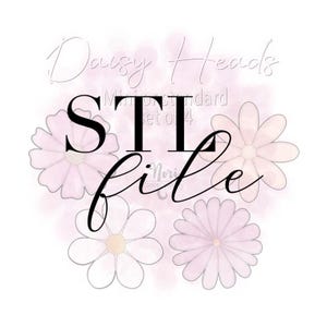 Puede incluir: Un juego de cuatro cortadores de galletas con forma de margaritas. Los cortadores están etiquetados como "STITLE" y "Daisy Heads".