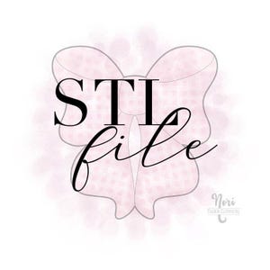 Pode incluir: Um laço rosa e branco xadrez com o texto "STL file" em letras pretas. O laço é rodeado por um fundo rosa em aquarela.