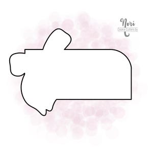 Puede incluir: Un contorno en blanco y negro de un cortador de galletas con forma de letra N. El cortador de galletas est&aacute; sobre un fondo blanco con un dise&ntilde;o de acuarela rosa.