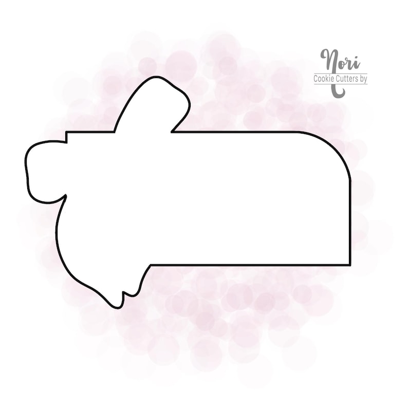 Puede incluir: Un contorno en blanco y negro de un cortador de galletas con forma de letra N. El cortador de galletas est&aacute; sobre un fondo blanco con un dise&ntilde;o de acuarela rosa.