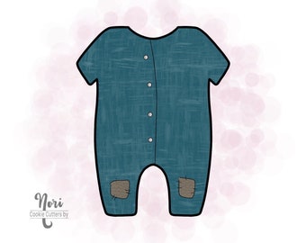 Könnte beinhalten: Ein blaugrüner Baby-Strampler mit Knopfleiste und zwei braunen Flicken an den Knien. Der Strampler ist ein Keksausstecher-Design.