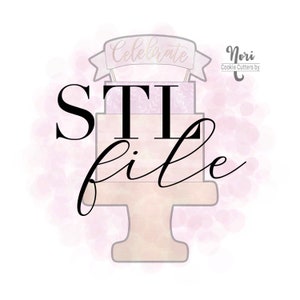 Puede incluir: Un pastel rosa y blanco con una pancarta de "Celebrar" en la parte superior. El pastel está decorado con chispas blancas y detalles morados. El texto "Still" y "life" está escrito en cursiva negra en la imagen.