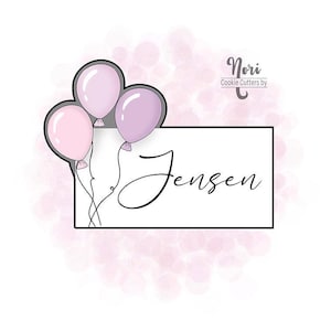 Peut inclure: Un emporte-pièce rectangulaire blanc avec le nom "Jensen" en écriture cursive, accompagné de trois ballons aux couleurs pastel. Les ballons sont roses et lavande, avec des contours noirs. Le fond a un effet bokeh rose clair.