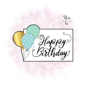 Peut inclure: Une carte blanche avec une bordure noire et le texte "Happy Birthday" en écriture cursive noire. Trois ballons se trouvent dans le coin supérieur gauche : un ballon doré, un ballon bleu clair à pois blancs et un ballon vert clair.