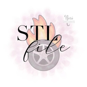 Pode incluir: Um gráfico digital apresentando uma roda de carro cinza centralizada em frente a uma ilustração de chamas laranja e amarelas. O texto STL file está sobreposto em preto, com o nome da marca Nori Cookie Cutters by visível no canto superior direito.
