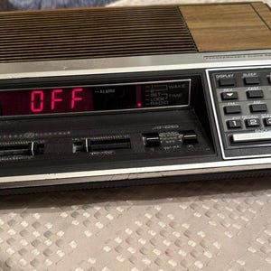 Vintage GE Model 7-4870A Comuteradio Programmable Clock Radio 1983 Wood Grain