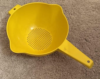 Tupperware Vintage #1523 Harvest Yellow 2 qt Strainer Colander 2 Spouts, Footed