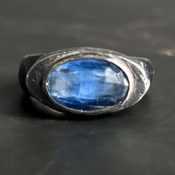 Kyanite Black Silver Ring – Wide Oxidized Brutalist Band – Optio