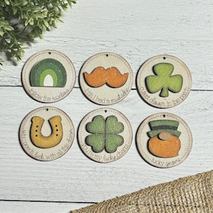 St. Patricks Day Thema Magnete und Schlüsselanhänger, vierblättriges Kleeblatt, Schnurrbart, Gnom, Hufeisen, Regenbogen, Glück, Geschenkanhänger, nur digitale SVG-Datei