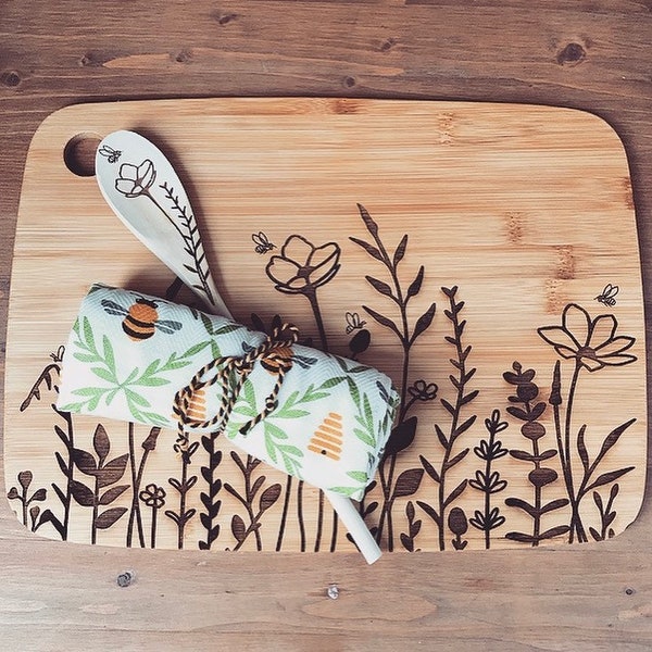 Planche à découper fleurs sauvages et abeilles, cuillère en bois et carreaux de céramique supplémentaires ! Fichier, modèle SVG uniquement BeeliciousHoneyHut™