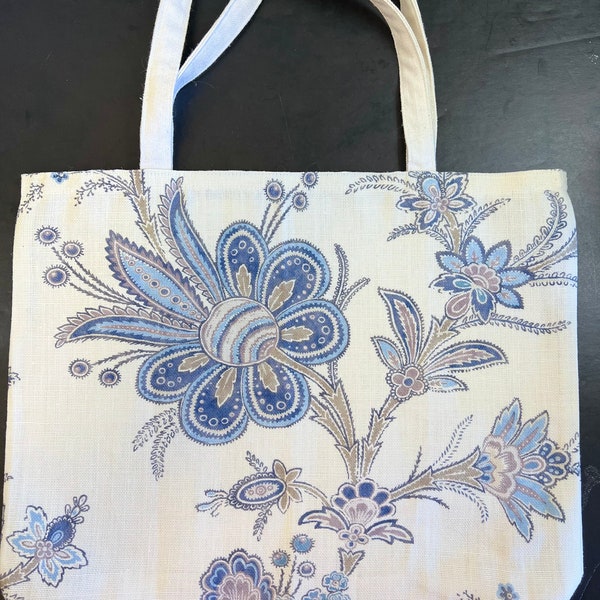 Sac fourre-tout en lin haut de gamme à fond plat, tissu étiqueté « Colefax and Fowler, Rosella, blue »