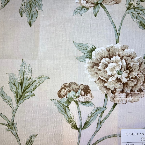 Tissu épais pour décoration intérieure floral vert pâle et neutres ; Floral vert, taupe et gris, étiqueté « Colefax and Fowler, Karina, ivory, leaf »