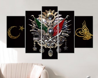Puede incluir: Un conjunto de cinco impresiones en lienzo que presenta una representación estilizada del escudo de armas del Imperio Otomano. El diseño incluye una luna creciente, estrellas, espadas y una bandera roja y verde.