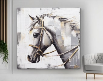 Puede incluir: Un caballo blanco con una brida dorada, pintado en un estilo texturizado con acentos grises y blancos. La cabeza del caballo está girada hacia un lado y su crin ondea al viento.