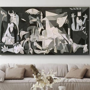 Op de afbeelding: Een kubistisch schilderij in zwart-wit dat een stier, een paard en verschillende figuren voorstelt. Het schilderij is in een gefragmenteerde stijl, met geometrische vormen en overlappende vormen.