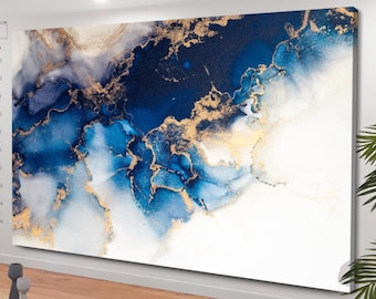 Op de afbeelding: Abstracte kunstprint met een blauw en gouden marmerontwerp. De print heeft een witte achtergrond met blauwe en gouden swirls en aderen.