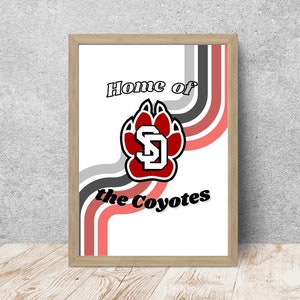 Poster retrò dell&#39;Università del South Dakota, stampa del dormitorio in bianco e nero rosso, opera d&#39;arte del Vermillion College, arte PDF stampabile della casa dei Coyote