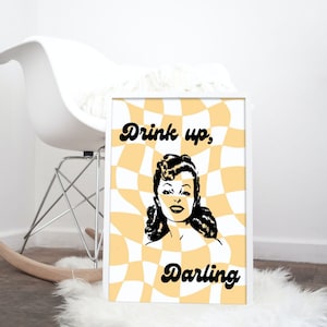 Cartel retro amarillo trippy de Drink Up Darling, diseño ondulado a cuadros maravilloso, decoración de hora feliz, impresión de citas para beber, arte gráfico independiente de moda