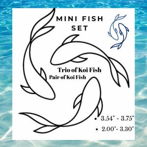 Könnte beinhalten: Eine schwarze Strichgrafik mit einem Trio von Koi-Fischen in kreisförmiger Anordnung. Der Text lautet MINI FISH SET, Trio of Koi Fish, Pair of Koi Fish, mit Maßen von 3,54" - 3,75" und 2,00" - 3,30". Ein kleines blaues Koi-Symbol ist enthalten.